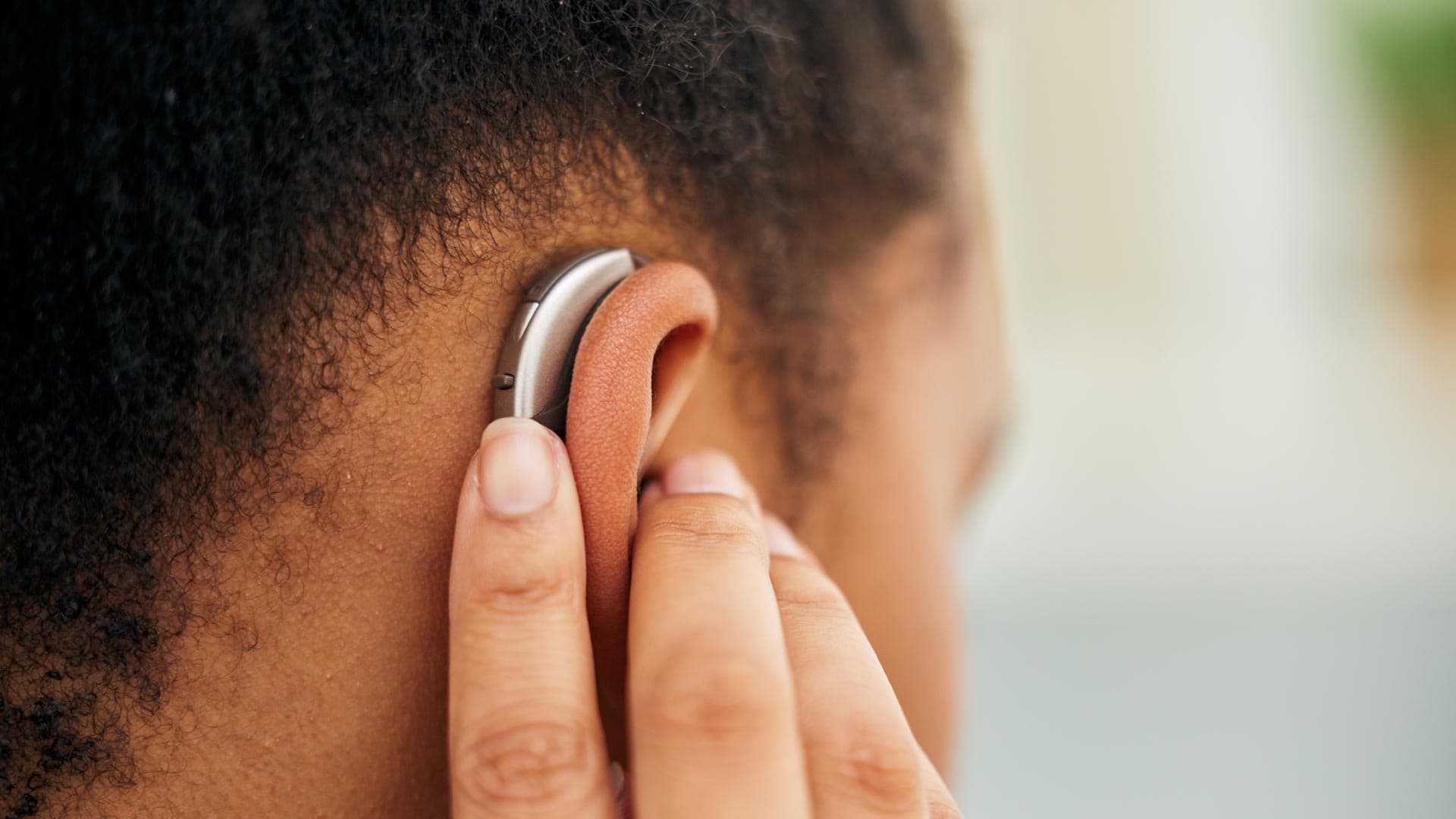 Mejora tu audición con nuestros audífonos en Marín