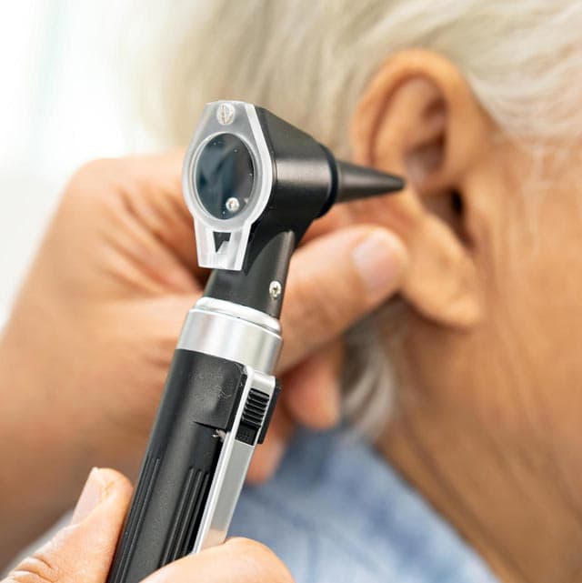 Cómo trabajamos en nuestro centro auditivo en Marín